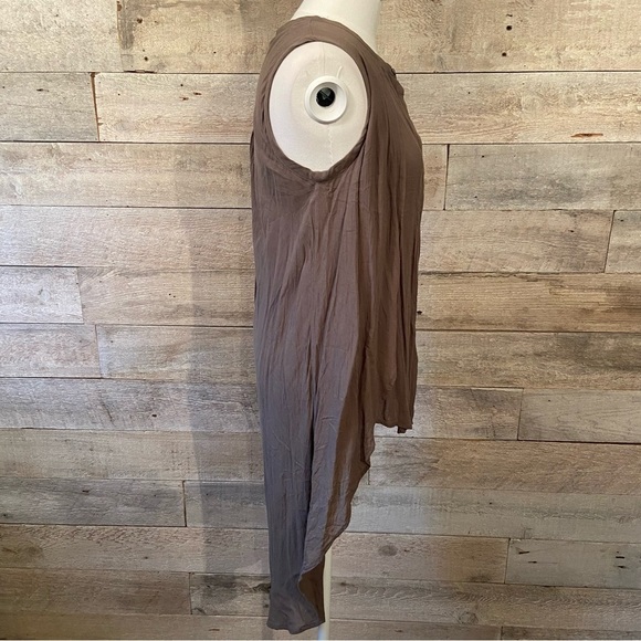 Laura Ashley women’s beige coloured hi low button blouse in size 4 - Picture 4 of 10